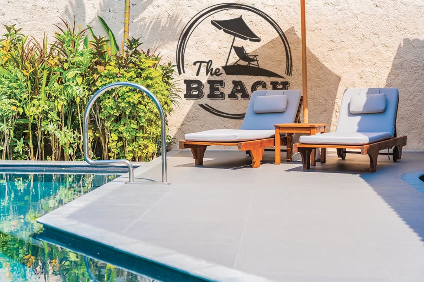 Impression murale « The Beach » sur un mur en bord de piscine