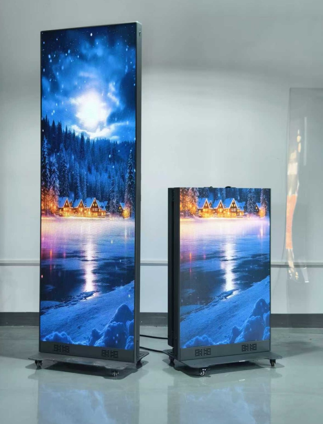 Deux totems LED sur pied de hauteurs différentes